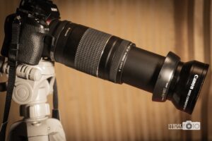 Камера Sony з телеобєктивом та ширококутним конвертером.
